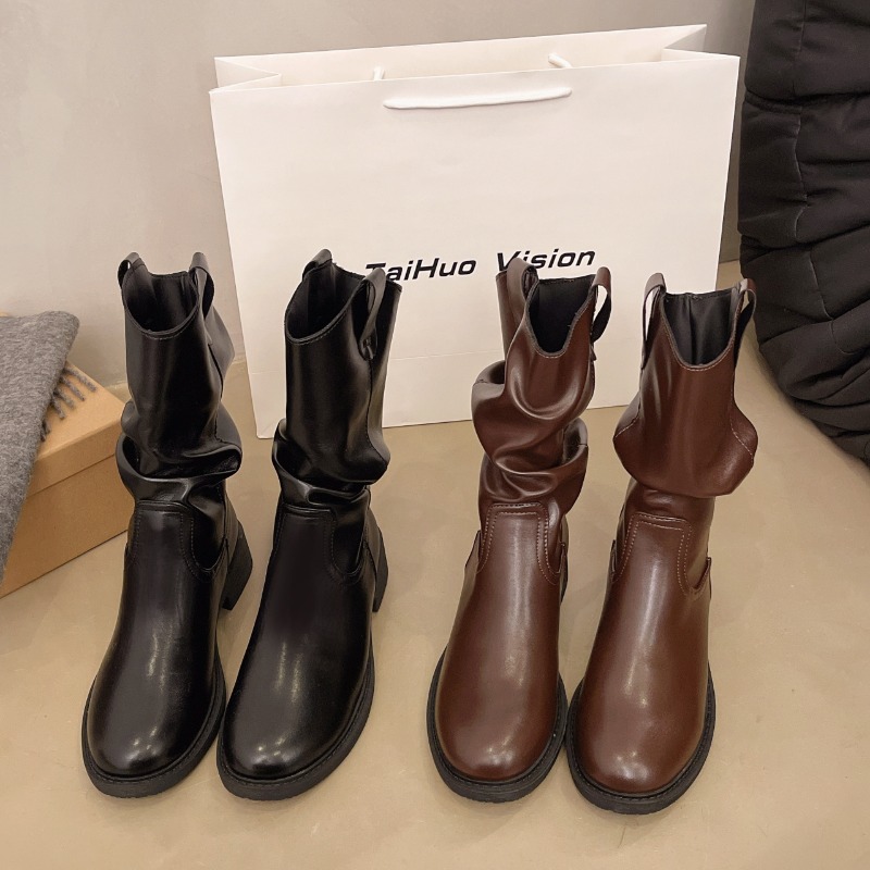 Street Fashion Winter 2025 - Botines de tacón ancho sueltos de