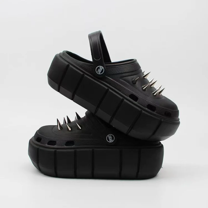 Street Fashion Trends - Zapatos con agujeros y remaches estilo