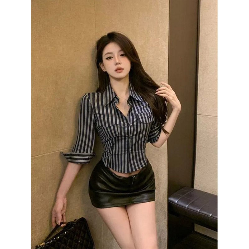 Street Fashion In Korea - MEXZT, camisas a rayas, blusas recortadas